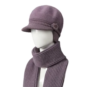 Conjunto de gorro de punto y bufanda lavanda con protección auditiva y detalle floral