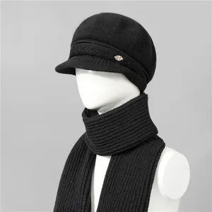 Detalle de conjunto de gorro de punto de piel de conejo negro y bufanda con diamantes