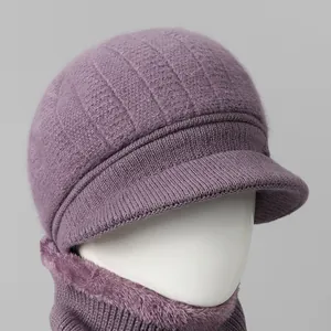 Conjunto de gorro y bufanda de punto violeta con forro de felpa para mujeres mayores