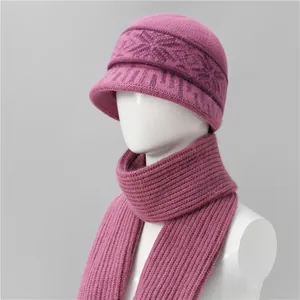 Detalle del conjunto de gorro y bufanda de punto cálido con motivo de copos de nieve