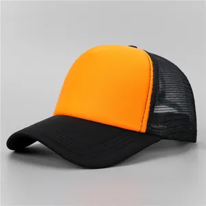 Détail d'une casquette de camionneur en filet orange et noir avec visière renforcée