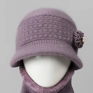 Conjunto de gorro de punto morado y bufanda para mujer mayor con forro polar suave