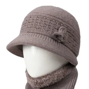Conjunto de gorro y bufanda de punto rosa para mujeres mayores en invierno