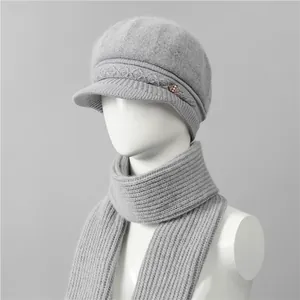 Detalle del gorro de punto gris con broche de perlas y conjunto de bufanda a juego