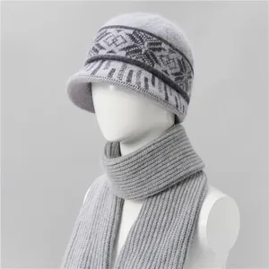 Detalle de conjunto de gorro y bufanda de punto gris con patrones geométricos y textura suave
