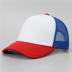 Vue détaillée de la casquette trucker rouge blanc bleu avec filet respirant à l'arrière