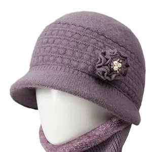 Conjunto de gorro de invierno y bufanda violeta para mujer mayor con flores y perlas