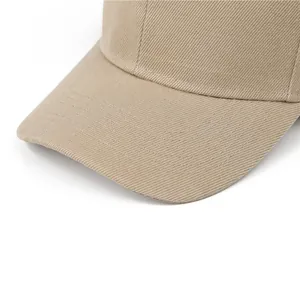 Detail der mehrreihigen Nähte auf der khakifarbenen Baumwoll-Basecap mit Twill-Textur