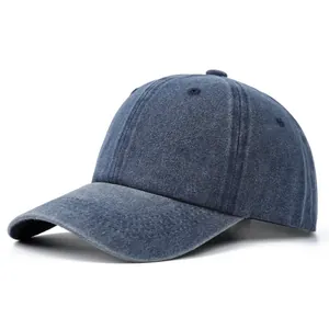 Dettaglio del cappello da baseball in denim blu lavato con visiera curva e texture vintage