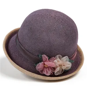 Eleganter lila Sonnenhut für Damen mit Blumenschmuck und Kontrastkrempe