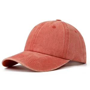 Dettaglio del berretto da baseball vintage rosso mattone con texture e cuciture a vista