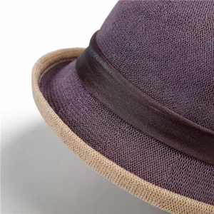 Nahaufnahme des lila Vintage-Sonnenhuts mit Satinband und elegantem Rollrand für Damen