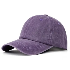 Dettaglio cappellino baseball viola in cotone lavato con cuciture a sei pannelli