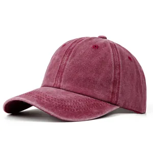 Dettaglio del cappellino in denim bordeaux lavato con cuciture di rinforzo