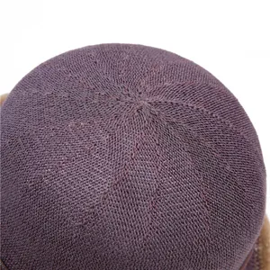Detailansicht der tiefvioletten Strickmütze mit radialem Nahtmuster am Scheitel