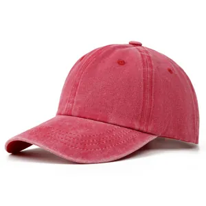 Dettaglio di un cappello da baseball rosso in cotone lavato vintage con cuciture rinforzate