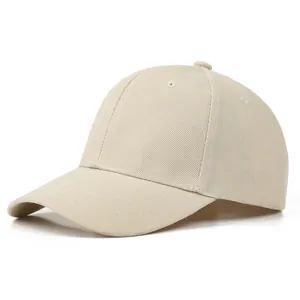 Detail der khakifarbenen Baseballkappe aus Twill mit Belüftungslöchern und Knopf