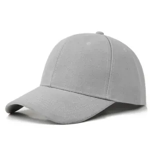 Detailaufnahme der Belüftungslöcher und Nähte einer grauen Baseballkappe