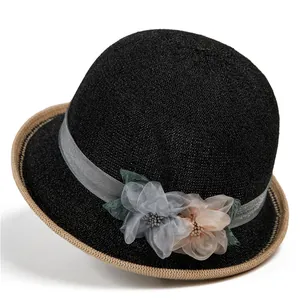 Eleganter schwarzer Damen-Sonnenhut aus Stroh mit Blumenband und breiter Krempe