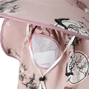 Dettaglio di un cappello da sole esterno con motivi a gru rosa e maschera in rete