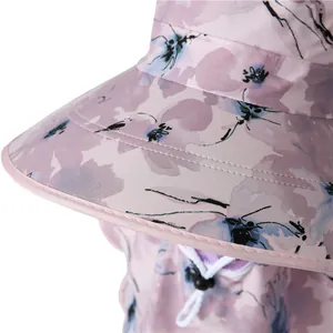 Détail d'un chapeau de soleil à fleurs avec protège-nuque et cordon de serrage réglable