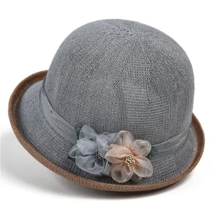 Detaillierte Strickstruktur und zartes Blumendekor auf einem eleganten grauen Sonnenhut