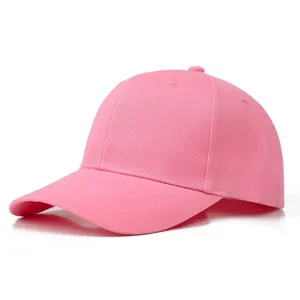 Detail einer rosa Baumwoll-Baseballkappe mit Sechs-Panel-Naht und gebogener Krempe