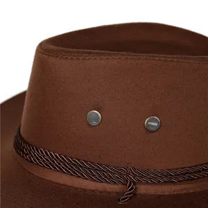 Detalle de sombrero vaquero marrón con orificios de ventilación y banda de cuerda trenzada