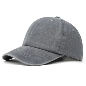 Dettaglio del tessuto in cotone grigio lavato e cuciture di un cappello da baseball a 6 pannelli