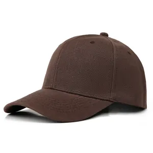 Detailansicht der Nähte und Belüftungsösen an einer braunen Twill-Baumwoll-Baseballkappe