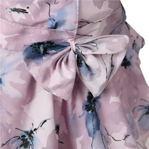 Détail de chapeau de soleil à fleurs avec nœud élégant et coutures précises