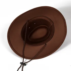 Detalle de sombrero de vaquero marrón de ala ancha con cuerda ajustable y textura fina