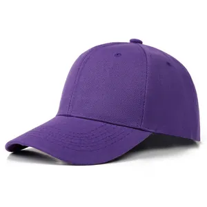 Detailansicht der lila Twill-Baumwoll-Baseballkappe mit Stoffstruktur und feinen Nähten