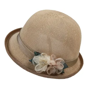Eleganter Strohhut für Damen mit Chiffon-Blumen und Satinbändern als Sonnenschutz
