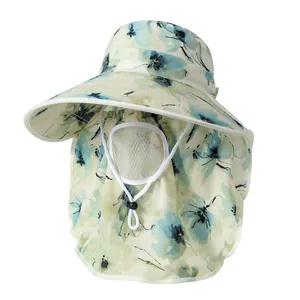Vue détaillée chapeau soleil beige à fleurs, large bord et rabat de protection de cou