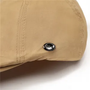 Detail der khakifarbenen Baumwolle mit geprägter MEN'S Metallplatte für Schiebermütze