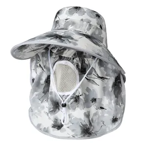 Détail du chapeau de soleil blanc à motif floral avec maille respirante et mentonnière