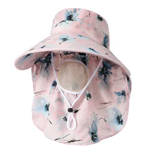 Détail du chapeau de soleil rose à fleurs avec filet respirant et mentonnière réglable
