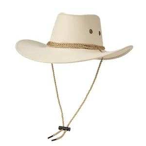 Detalle de sombrero vaquero blanco roto con banda trenzada dorada y barboquejo ajustable