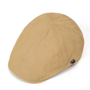 Klassische khakifarbene Schiebermütze aus Baumwolle mit Metallbadge und Ziernähten