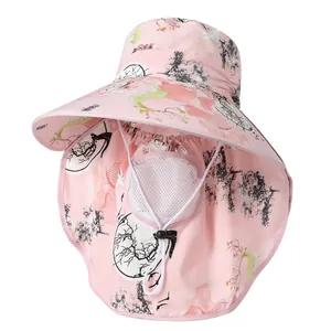 Dettaglio del cappello da sole rosa con maschera traspirante e ampia tesa protettiva