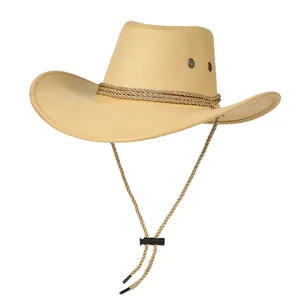 Detalle de la textura de gamuza color camello y banda trenzada de sombrero vaquero