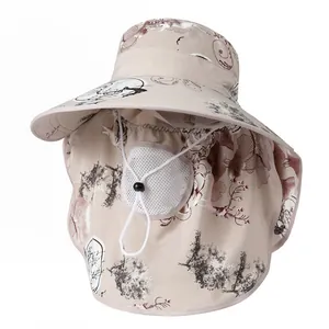 Dettaglio del cappello da sole a tesa larga con maschera a rete e motivi floreali
