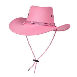 Detalle de sombrero vaquero rosa con textura de fieltro y correa de barbilla ajustable