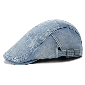 Retro hellblaue Denim Schiebermütze mit Vintage-Waschung und modischen Rissen