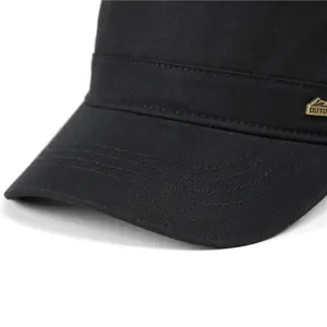 Dettaglio del cappello militare in cotone nero con stemma metallico dorato Outdoor