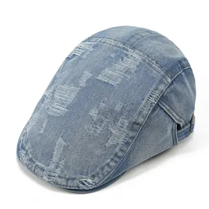 Nahaufnahme der hellblauen Denim-Baske mit Vintage-Distressed-Schnitten und Fransen