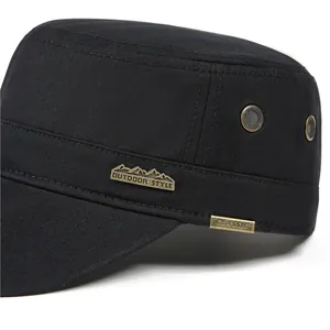 Berretto cadet moderno in cotone nero con placca in metallo stile outdoor e logo laterale