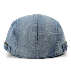 Rückansicht der gewaschenen hellblauen Denim-Baskenmütze mit verstellbaren Bronzeschnallen