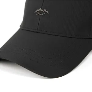 Detail des Berglos und Sport-Schriftzugs auf schwarzer Mesh-Baseballkappe